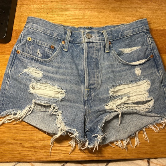 Levi’s 501 Shorts - Picture 4 of 6